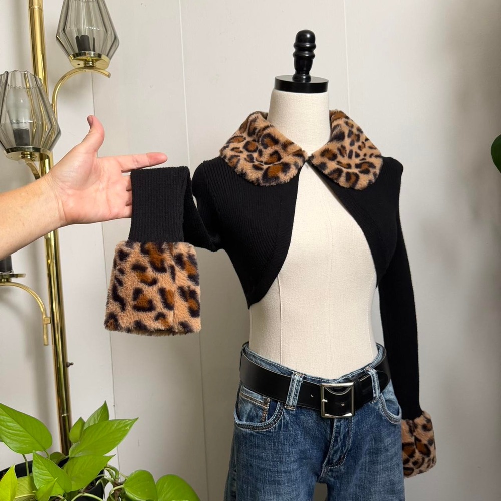 Forever 21 Black Knit Shrug Sweater Faux Fur Cheetah Collar Cuffs Small - Picture 3 of 7